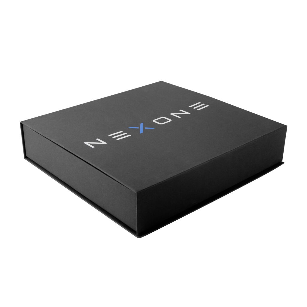 Karton zestawu prezentowego NEXONE z podgrzewaczem typu   i 5 paczkami wkładów typu  